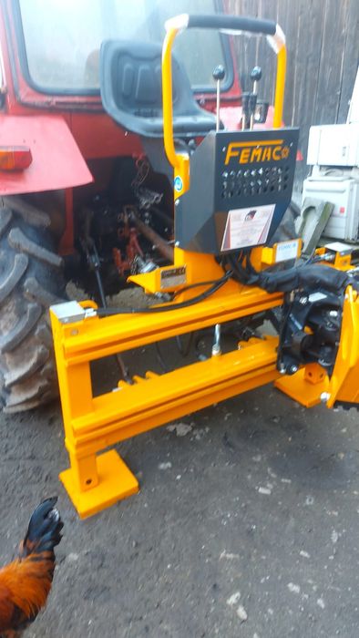 Vând  retroexcavator hidraulic Femac Serie 4 +3 cupe.