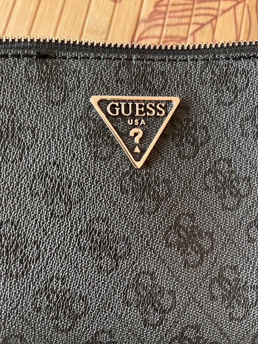 Актуална чантичка Guess