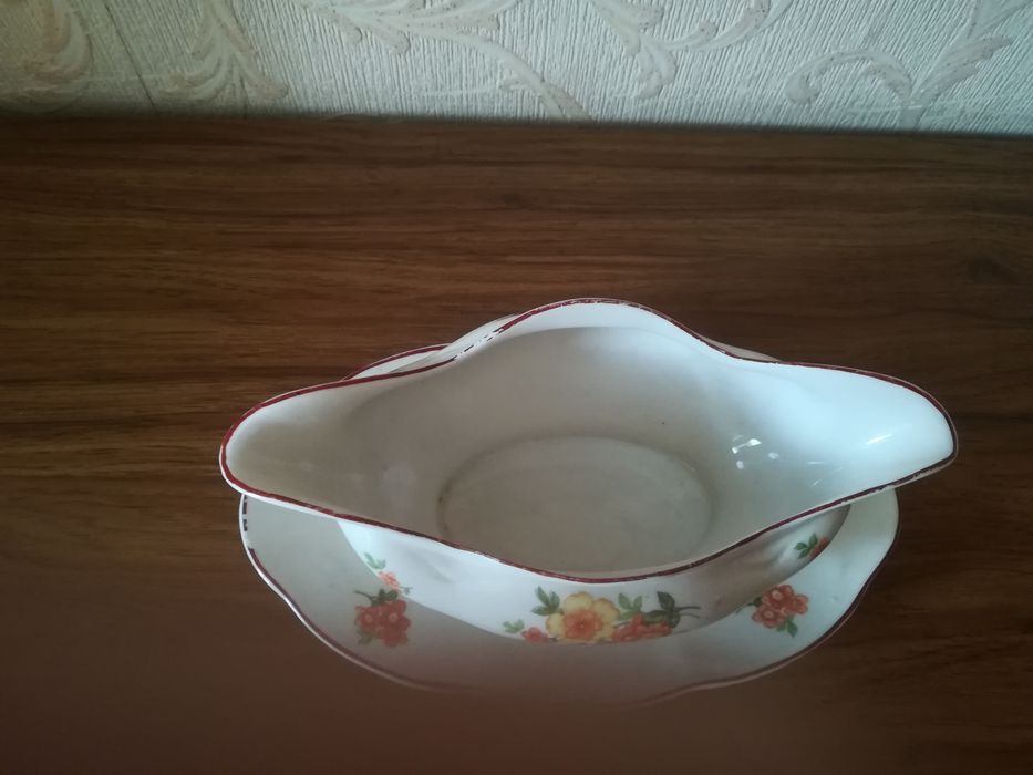 Фарфоровая соусница