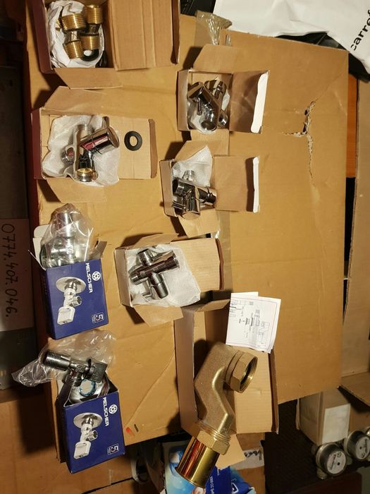 Dispenser dozator dezinfectant sau sapun sau accesorii baie