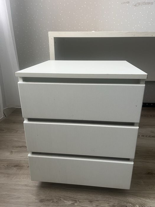 Продам стол и тумбочка