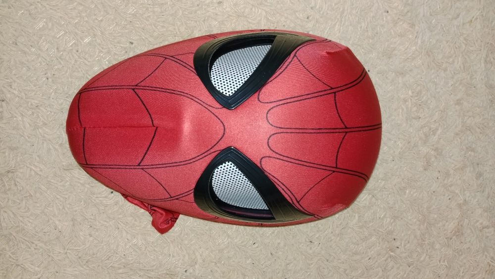 Маска человека паука.