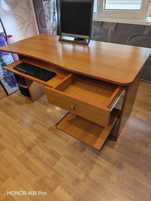 Бюро за настолен компютър