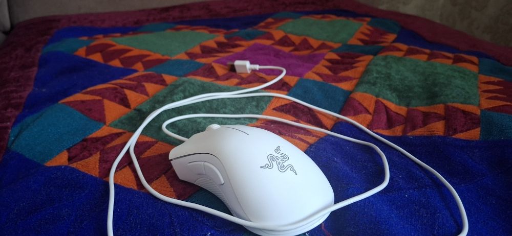 Мышка razer deathadder essential белый цвет