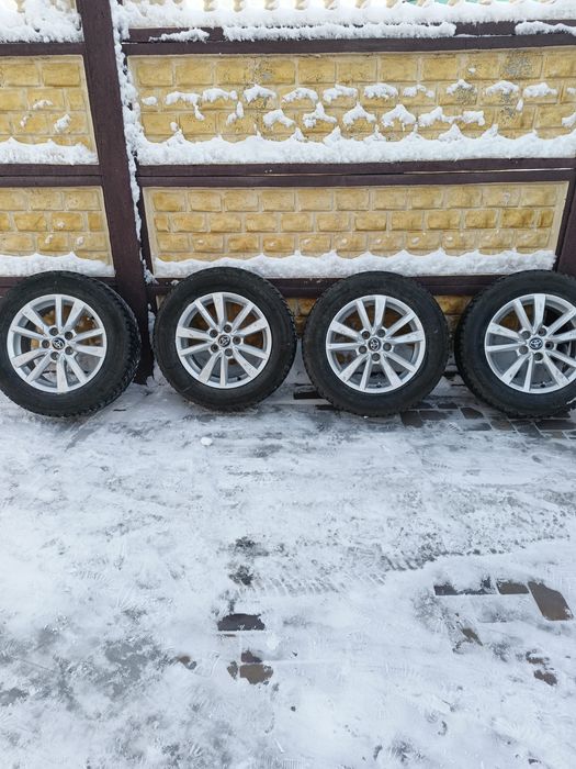 Продам комплект зимних шипованных шин