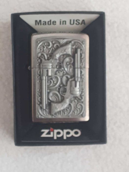 Колекционерска запалка ZIPPO, 2 револвера, релефна