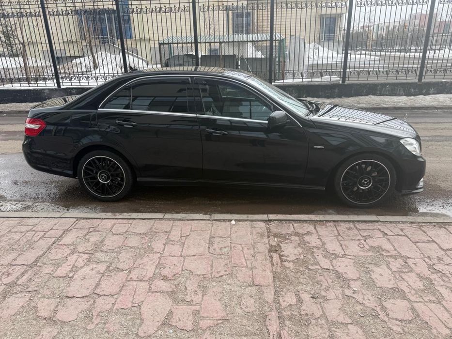 Продам машину мерседес 212