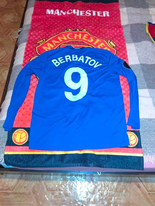 Тениска на Бекъм, с дълъг ръкав на Бербатов и Тевез