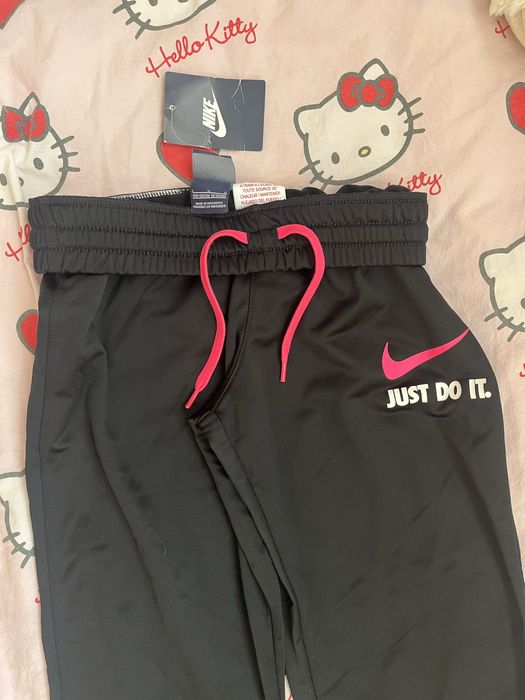 Продава се оригинален анцуг Nike за момичета – чисто нов с етикет!