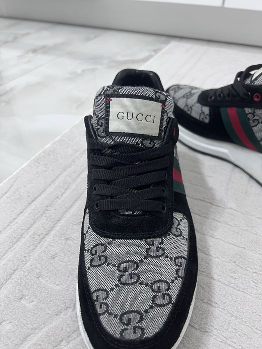 Adidasi gucci.