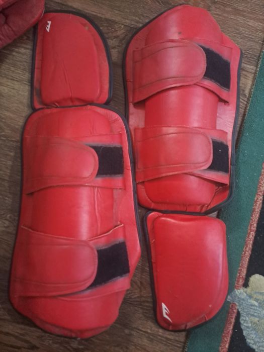 Боксёркие перчатки .шлем .барцовка