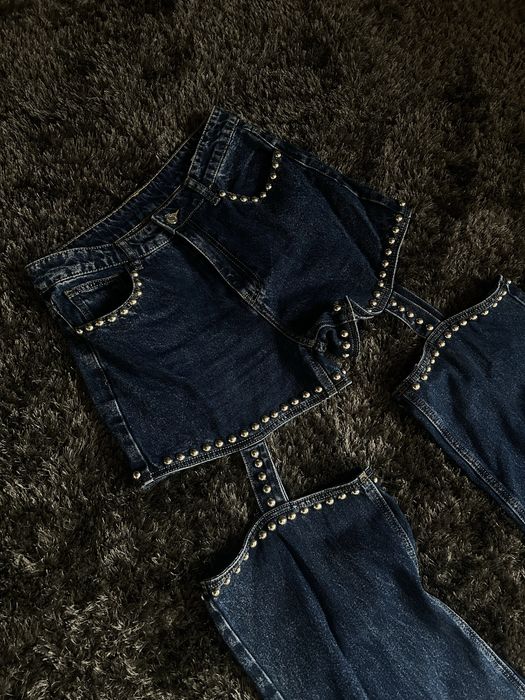 Дънки с капси и ефектен модел