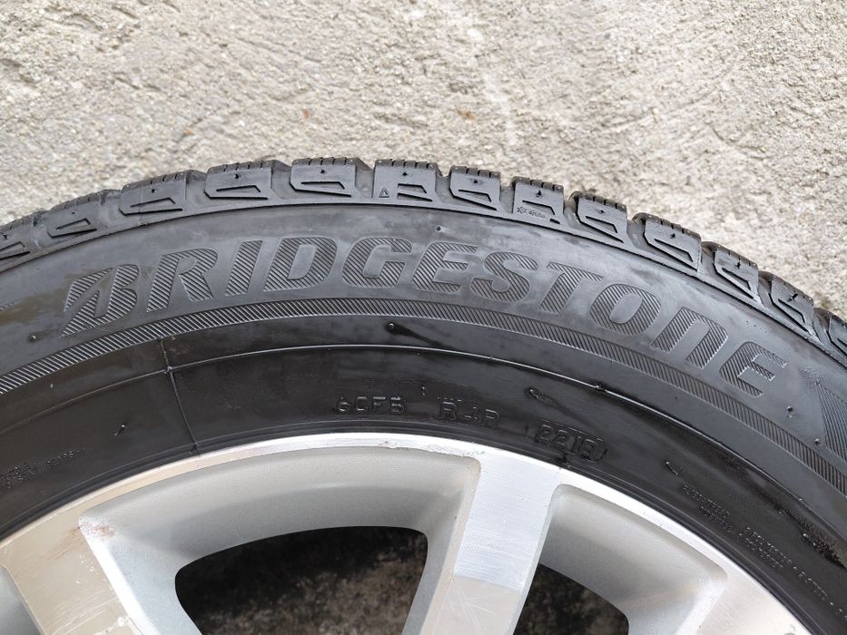 Vand Jenti originale Suzuki Grand Vitara  plus Cauciucuri 225 /65r16 de iarna m/s
Jentile arata foarte bine fără defecte 
Se pot vede