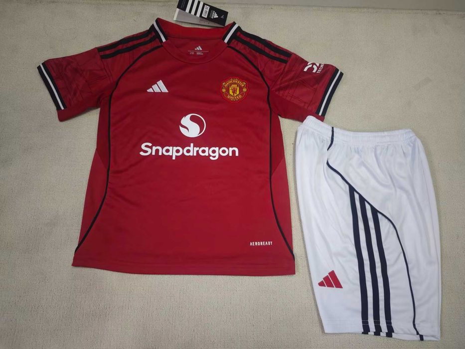 Детски футболни екипи Nike Adidas 2025/2026