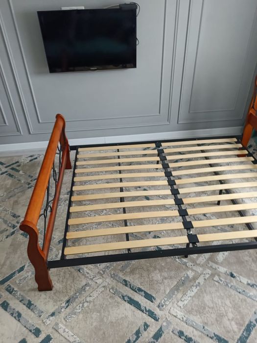 Продаю кровать с матрасом