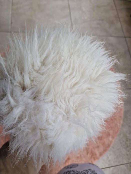 Căciulă cu puf alba
