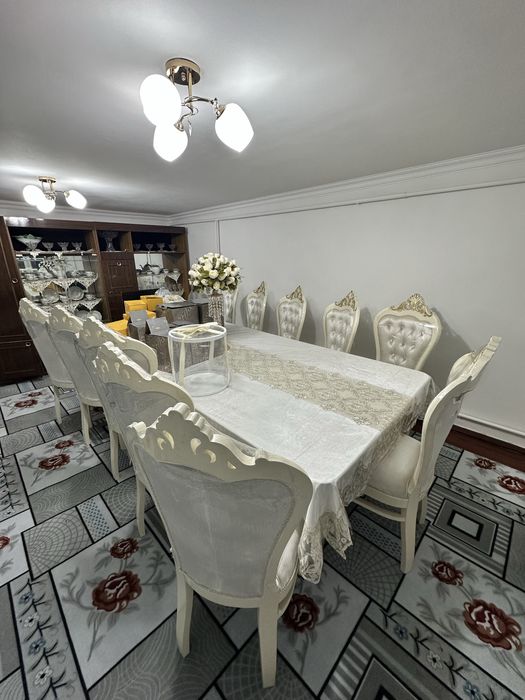 Роскошный обеденный стол-трансформер и 12 стульев, классический стиль