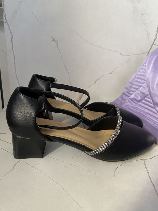 Продается черные туфли