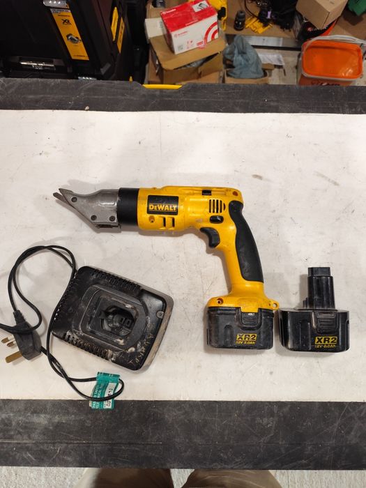 Акумулаторна ножица за ламарина Девалт DeWALT DW940 комплект