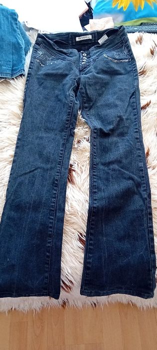 Дънки черни с по два джоба отпред и отзад с паети,копчета закопчаване,