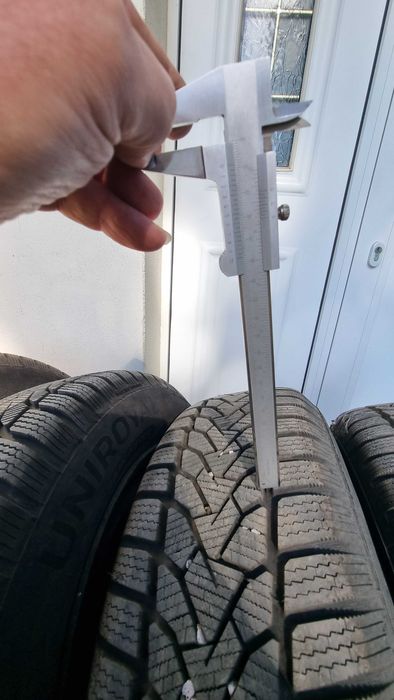 Продавам: Зимни гуми с джанти UNIROYAL195/65 R15 91Т M+S.  почти 9мм  грайфер.