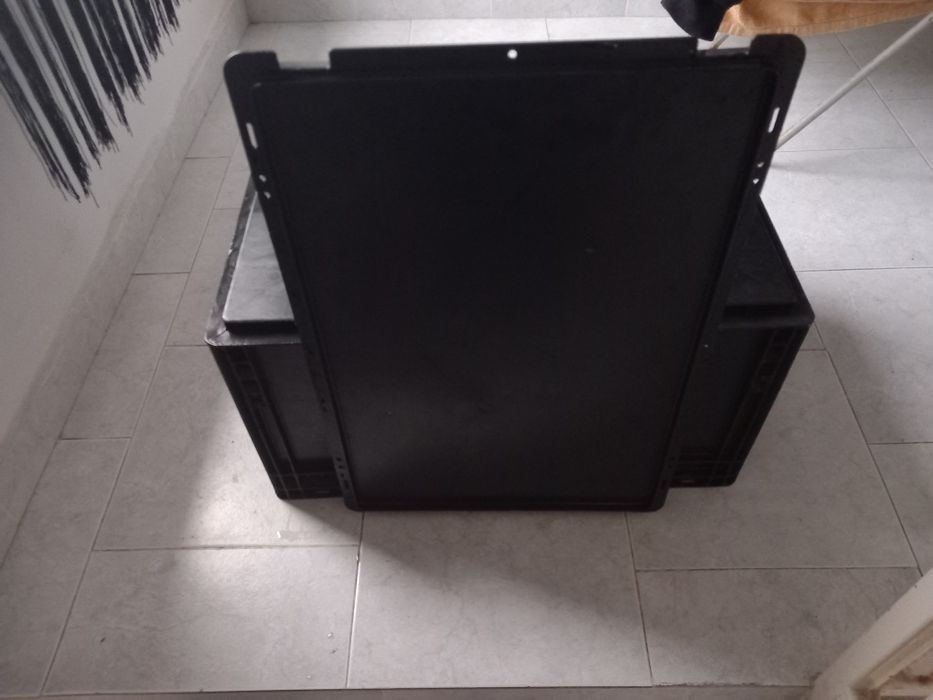 Vând ladă plastic cu capac sau fără pentru depozitare.