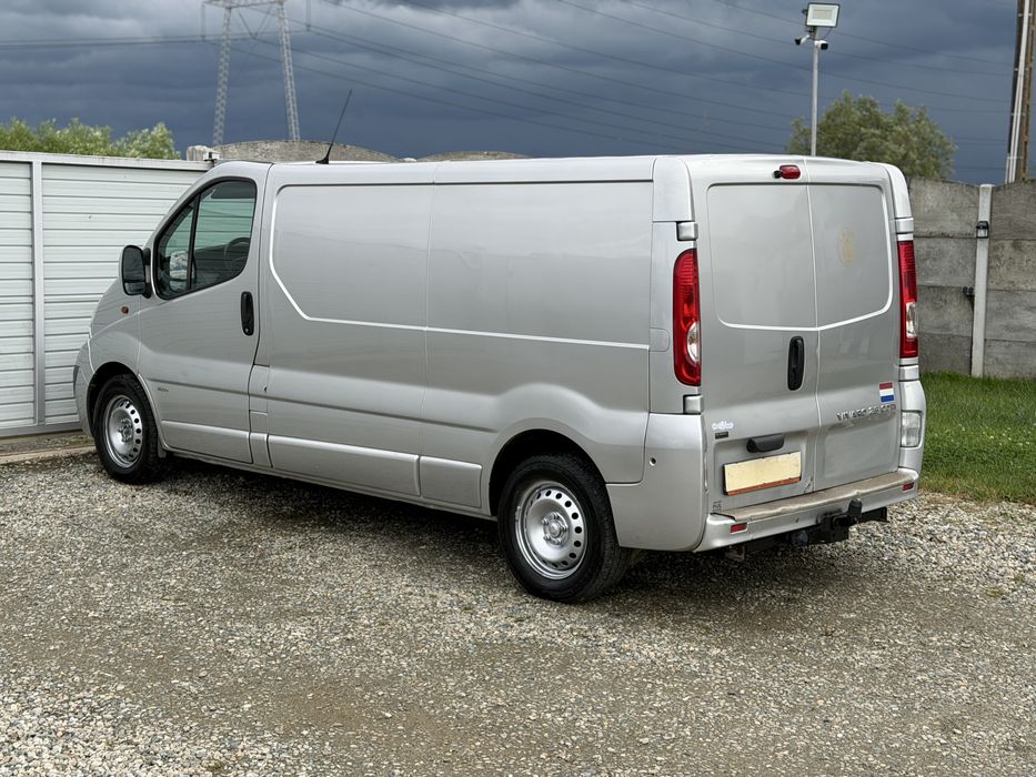 Opel Vivaro Lung  2010 - 2.5 CDTI - 115 CP - Navigatie - A/C - 3 Locuri + Marfa