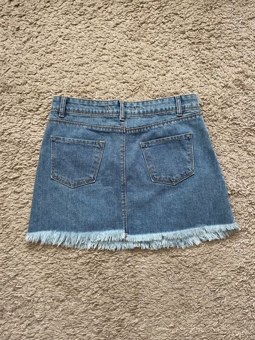 Къса дънкова пола, носена. Размер М