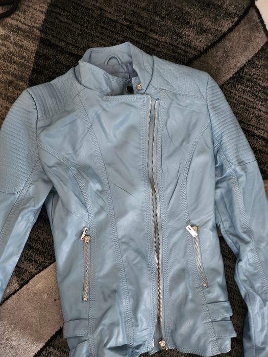 Geci, bluzițe albe, pantaloni