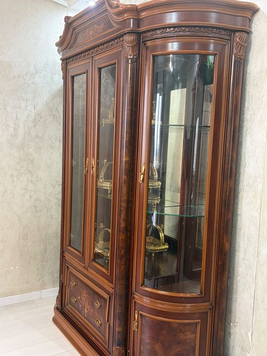 Сервант продается