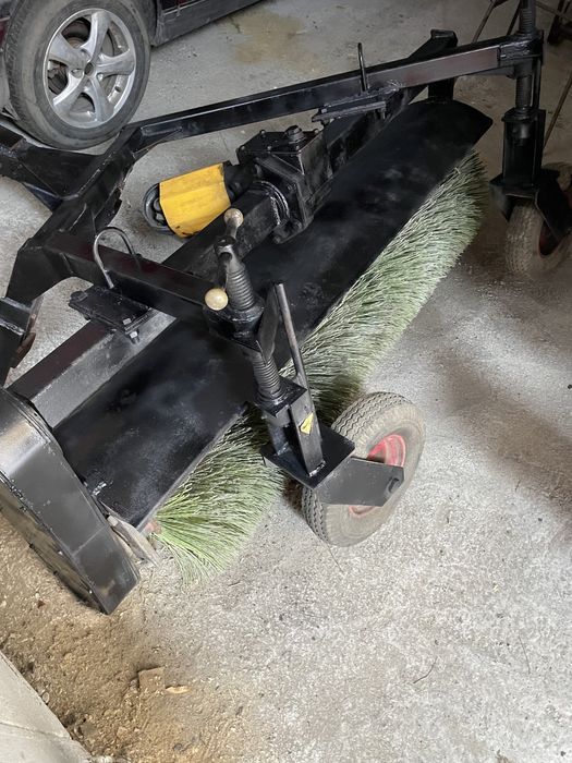 Коммунальная щетка на трактор