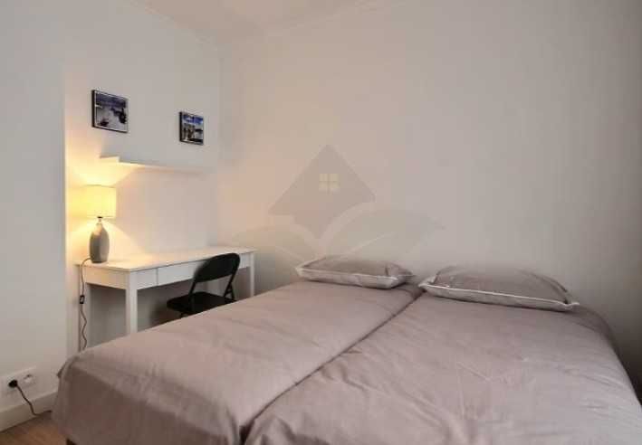 Дава се под наем Тристаен апартамент в Пловдив, Център - 76 кв.м за 255 € - Снимка #1