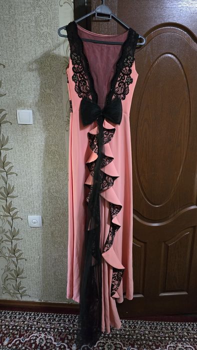 Вечернее платье со шлейфом персикого цвета