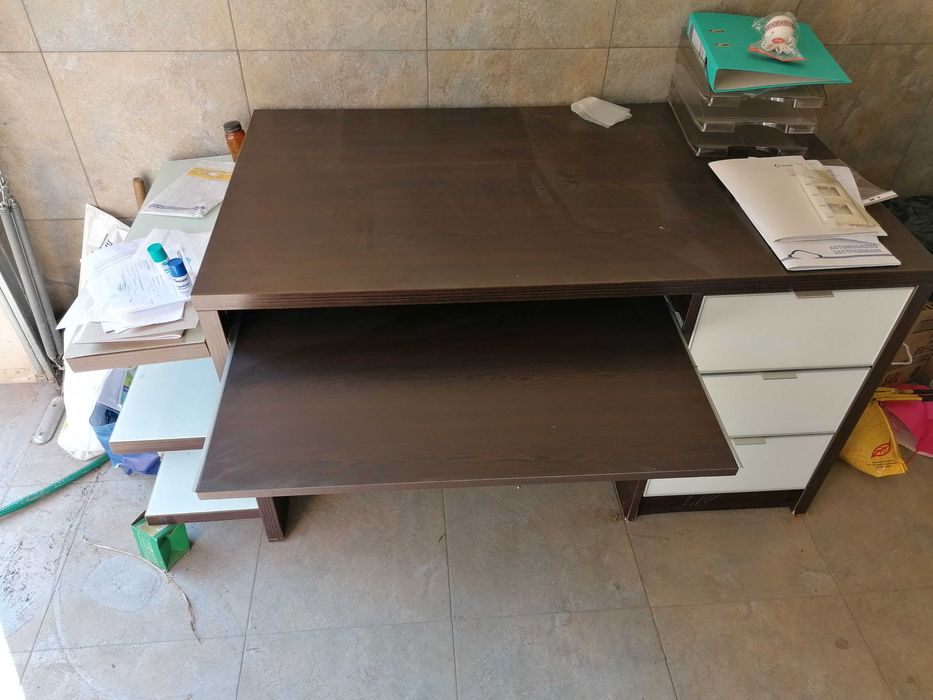 Продавам голямо, масивно бюро