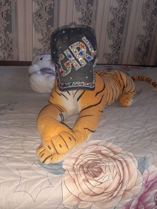 Продаётся  новая  шапка и б/у кепка