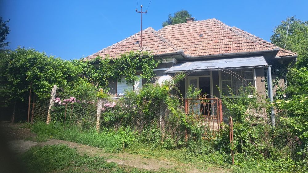 Casa l,45 km de Cluj,apa,gaz,curent,5100 m teren intravilan tot!