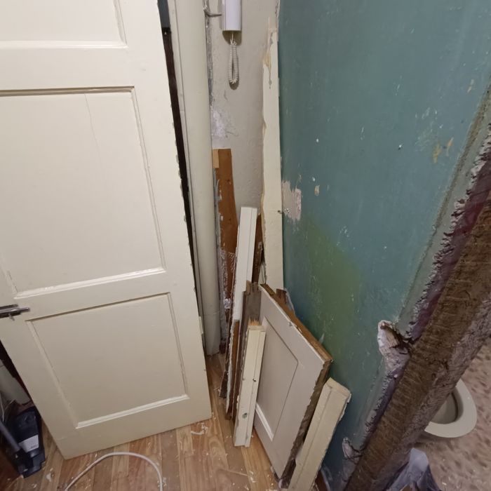 Даром на дрова демонтированная дверь