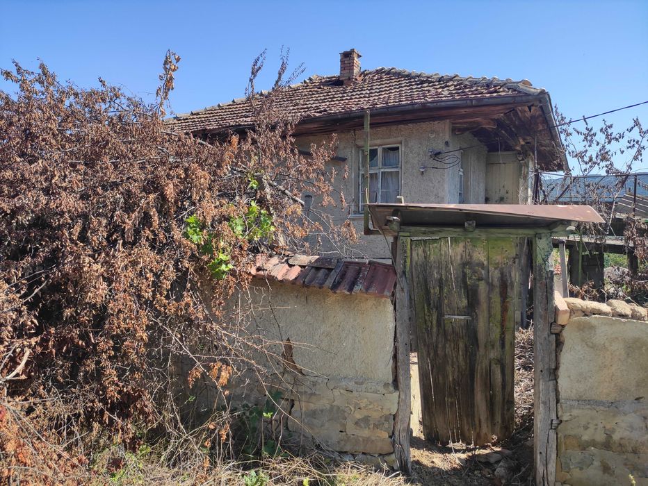 Продавам дворно място със стара къща в с. Сливовица