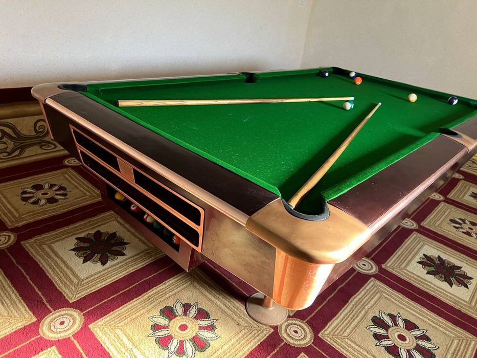 Pool bilyard sotiladi kiy va sharlari bilan! Srochni sotiladi