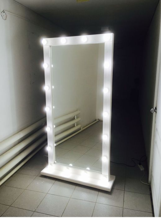 Продам зеркало с подсветкой в состоянии нового