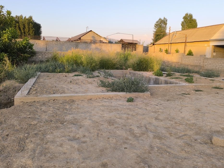 Вилла куриш учун мулжалланган 20 сотих бог девор уралган