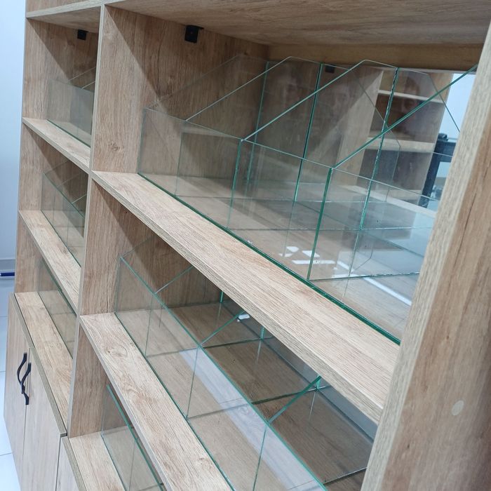 Mebel sotiladi, do'kon yoki apteka uchun mo'ljallangan.