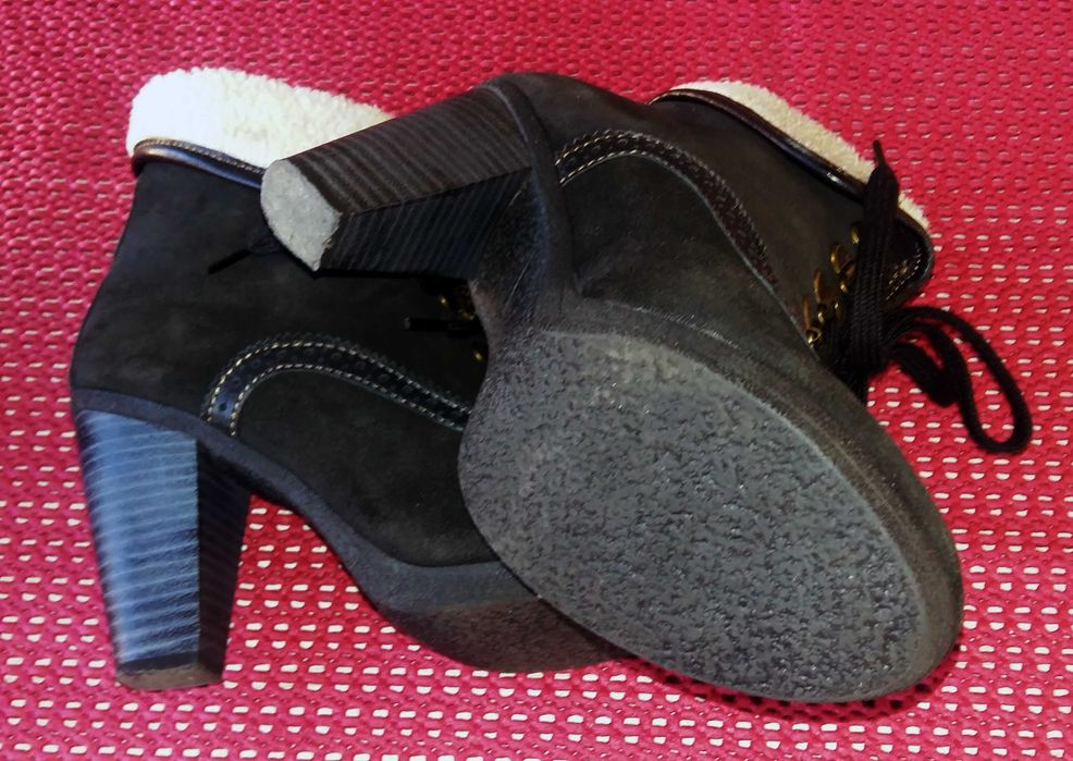 Vând botine din piele naturală îmblanite mărimea 37.