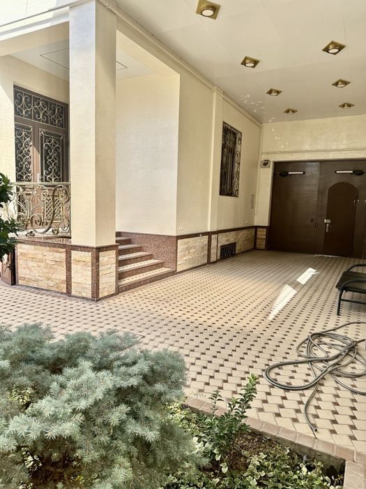 Гранд мир Отель! Сдаётся 10 ком евро дом под офис или под жилье! Срочн