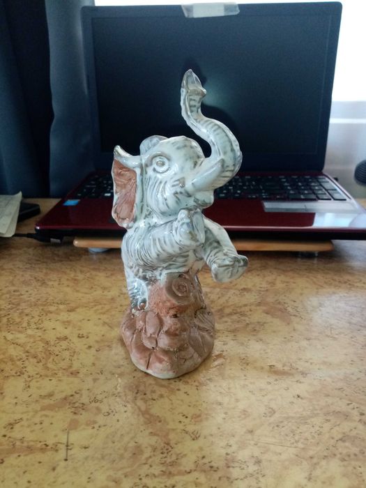 Слонче касичка и слончета сувенир, носещо късмет.