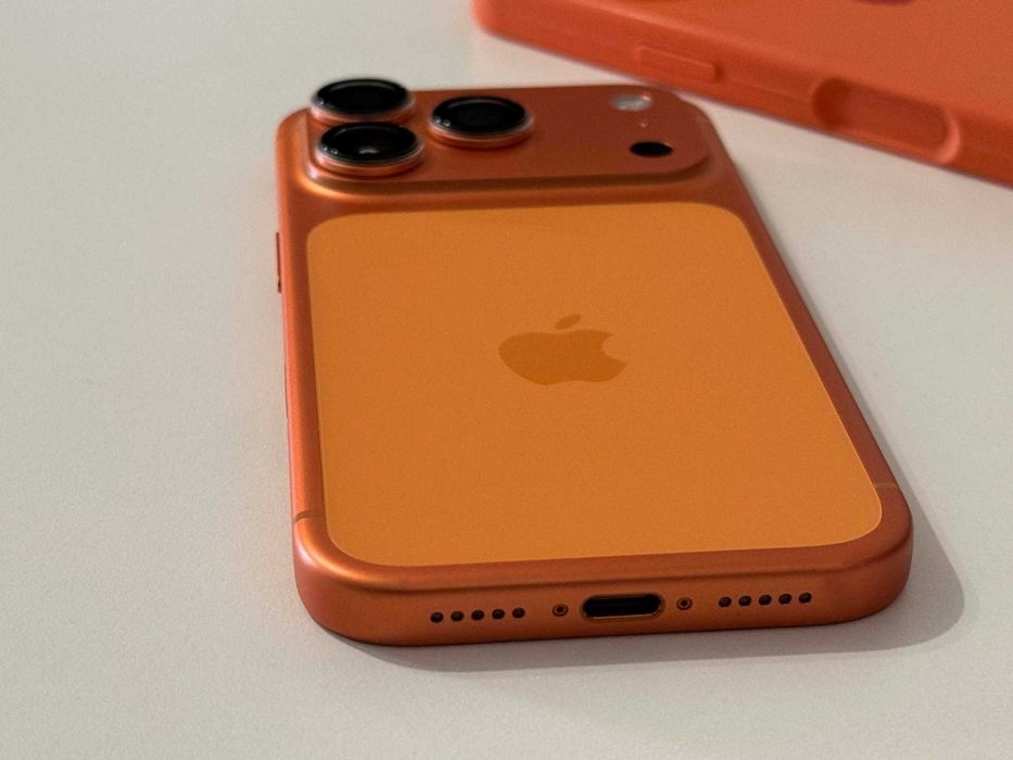 Бартер! Като НОВ! iPhone 17 Pro Cosmic Orange (Оранжев)