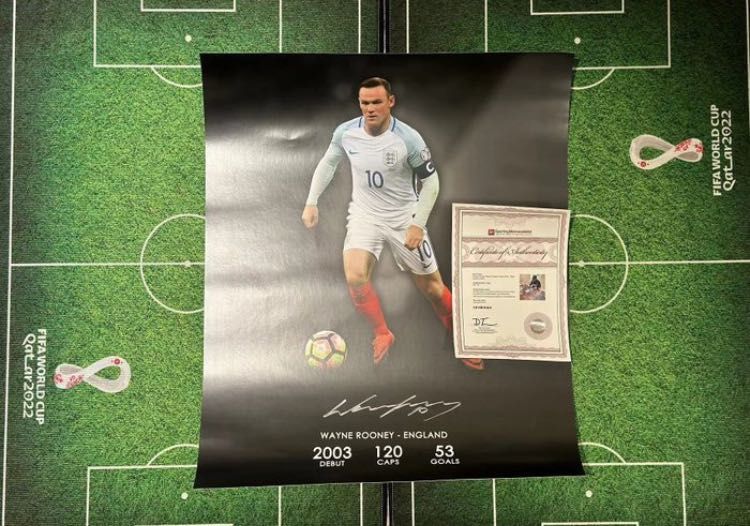 Poster cu autograful lui Wayne Rooney.