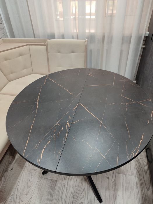 Продам обеденный стол