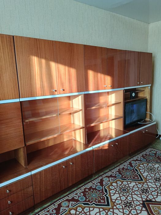 Отдам даром стенку