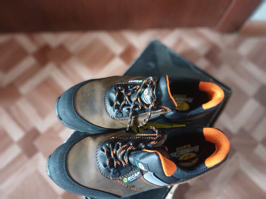 Продам спец обувь летняя 41-42р